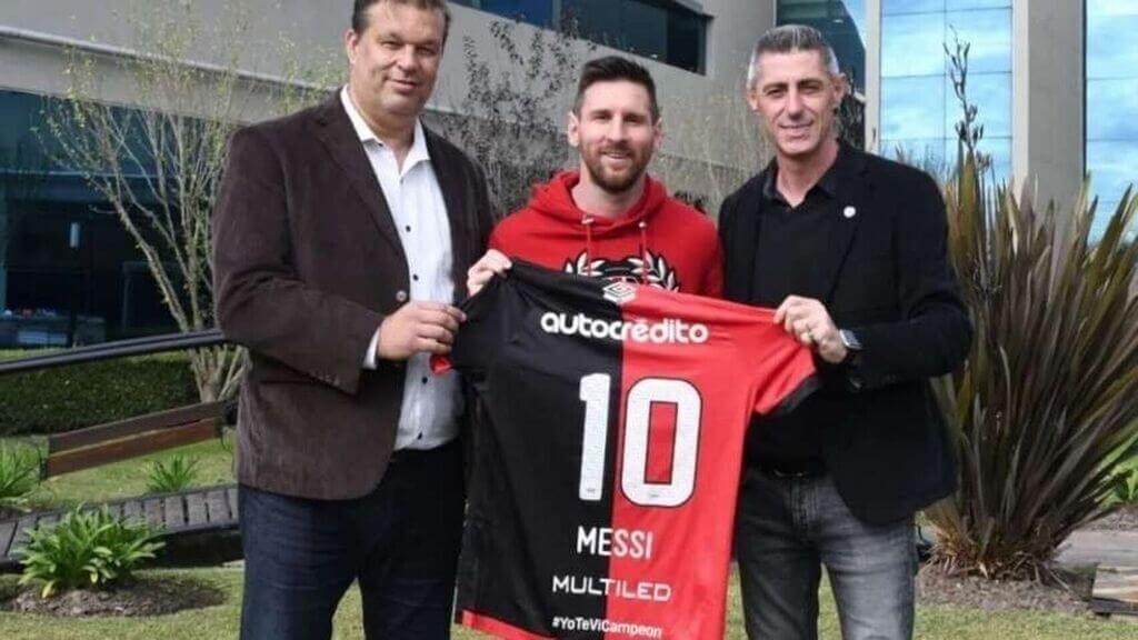 La Foto Retro De Messi Con La Camiseta De Newells