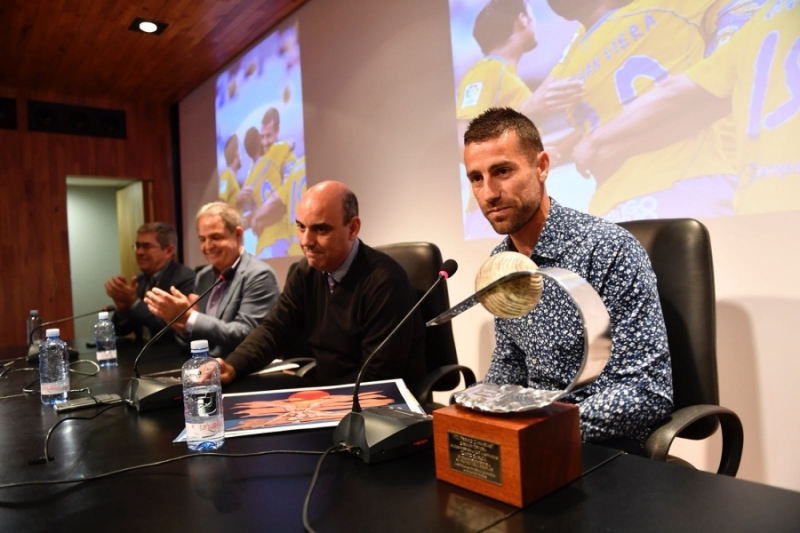Canarias 7 entrega el Premio Germán Dévora a David García 